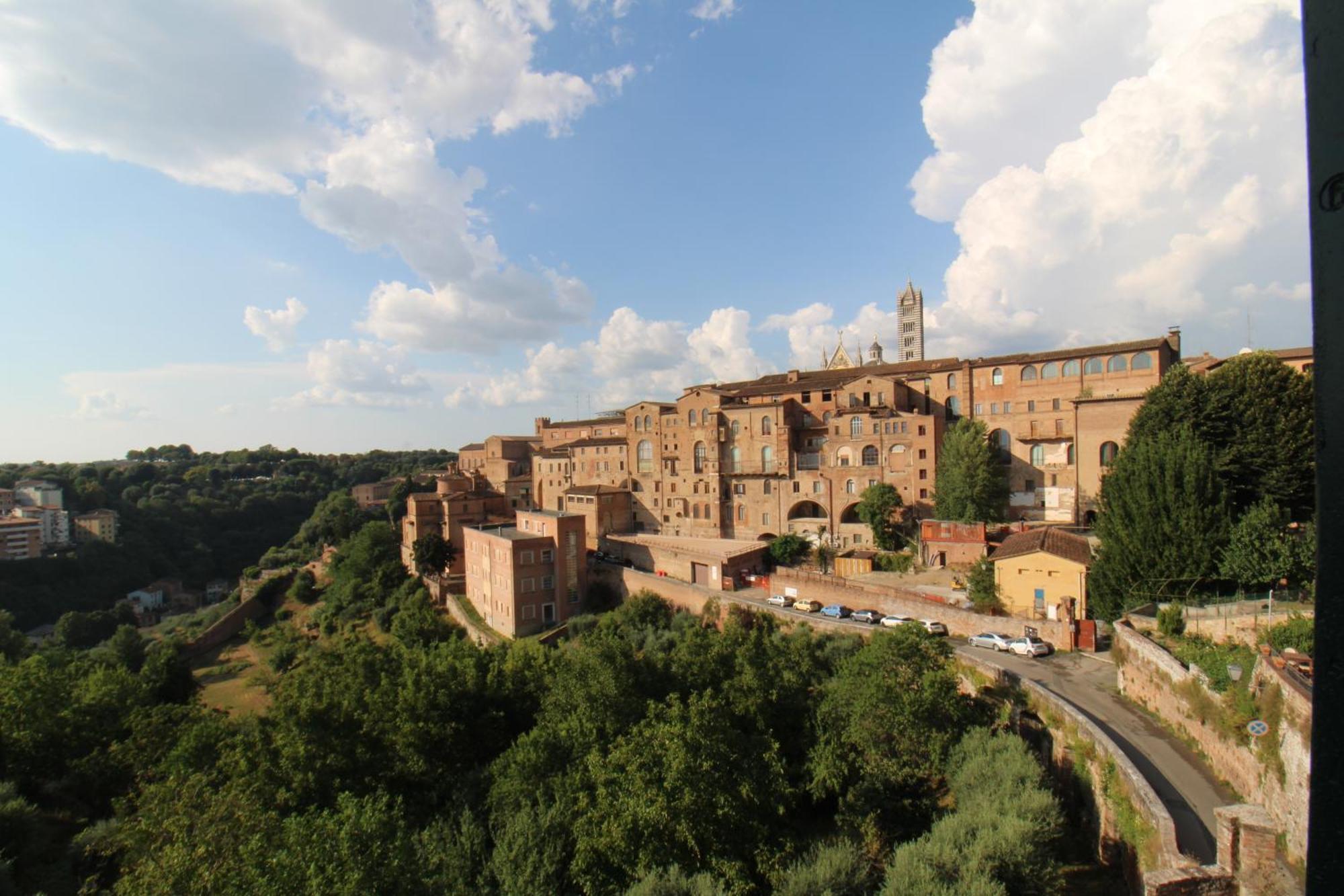 The View Apartment Siena Luaran gambar